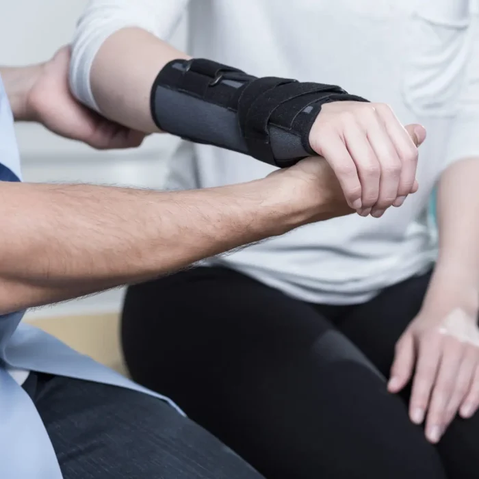 using wrist immobiliser